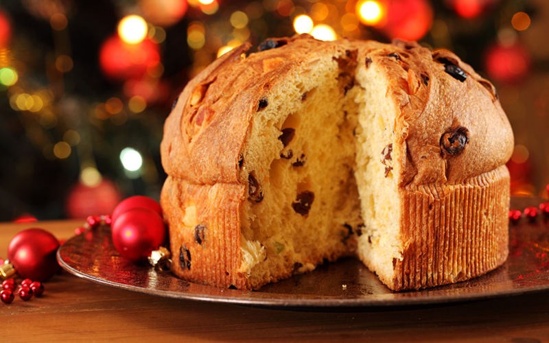 Christmas Cakes: Italian panettone and pandoro