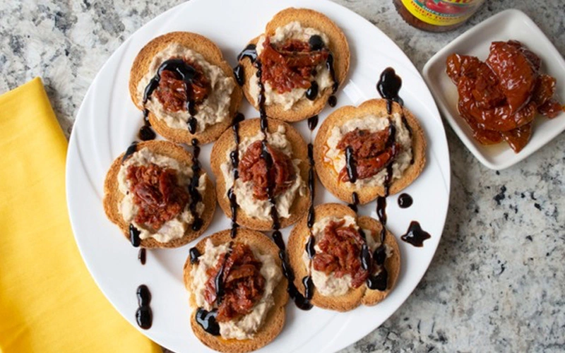 TUNA HUMMUS CROSTINI