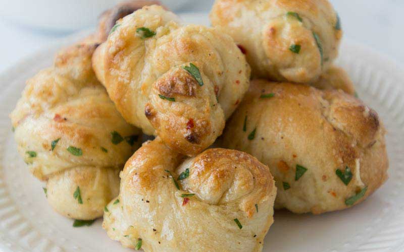 GARLIC KNOTS