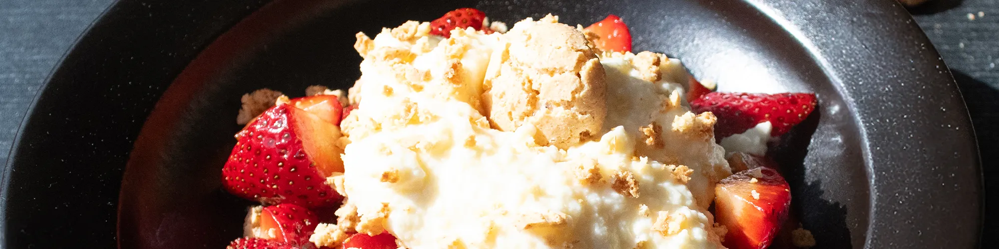 Balsamic Strawberry & Amaretti Cookie Crumble