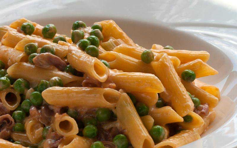 GLUTEN FREE PENNE WITH PEAS, PROSCIUTTO & PARMESAN