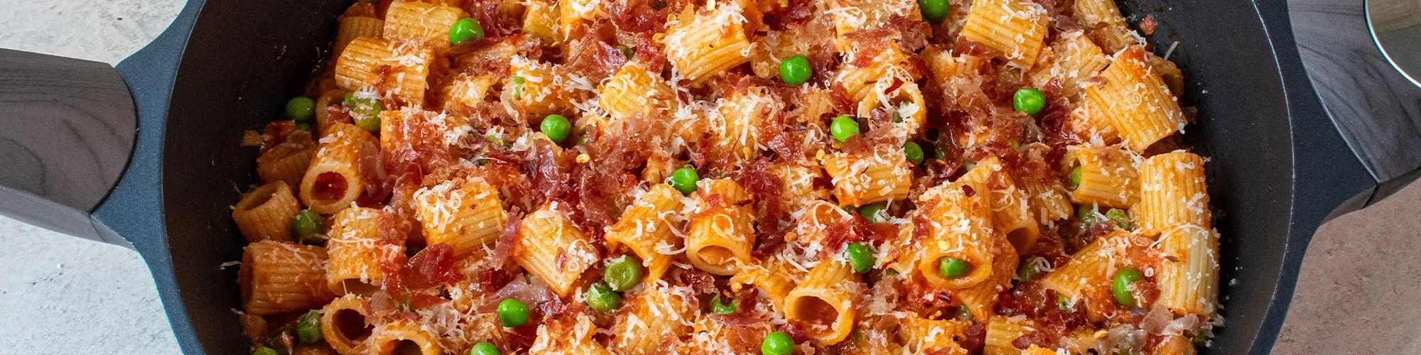 Rigatoni with Prosciutto & Peas in Vodka Sauce