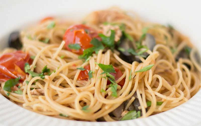 TUNA WHOLE WHEAT SPAGHETTI WITH CHERRY TOMATOES & OLIVES