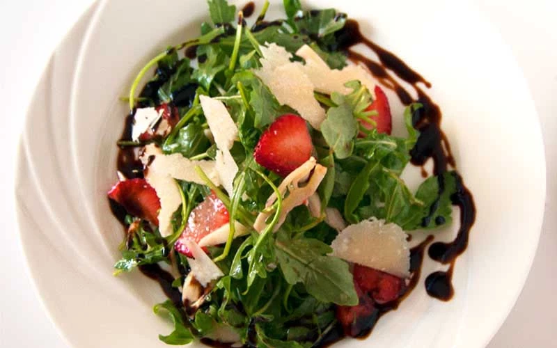 STRAWBERRY ARUGULA SALAD WITH BALSAMIC GLAZE