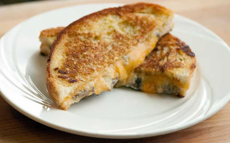 GRILLED CHEESE WITH MUSHROOMS